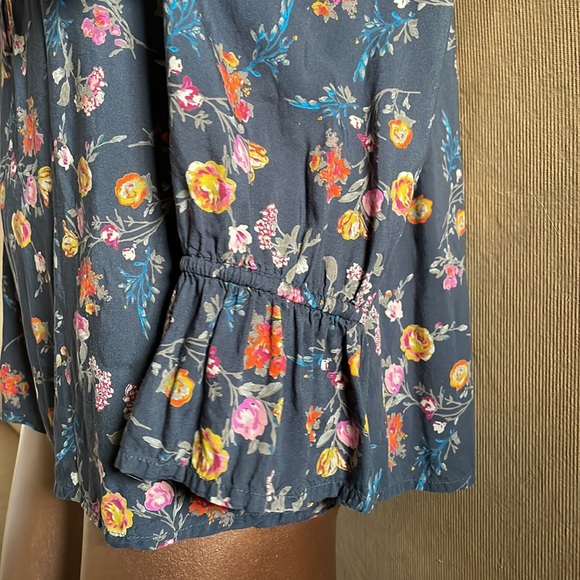 Lucky 🍀 Brand dusty navy floral peasant top 🌺 - Picture 3 of 6